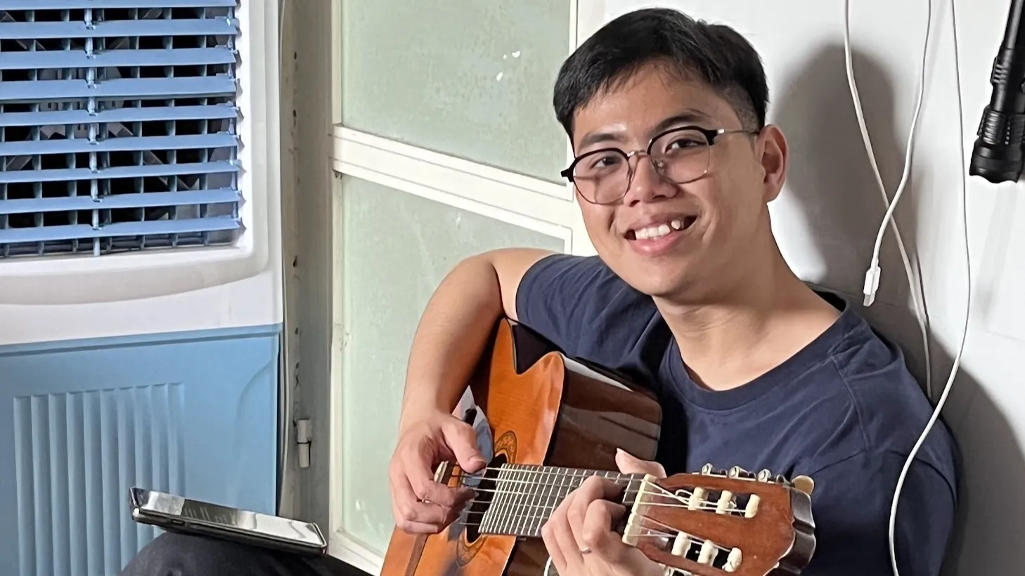 Thiệu ôm đàn nè